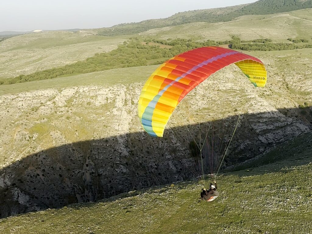 Öğrenci eğitim yamacında kanadın altında uçuyor