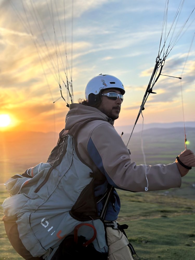Gün batımında kaskıyla kalkışa hazırlanan pilot
