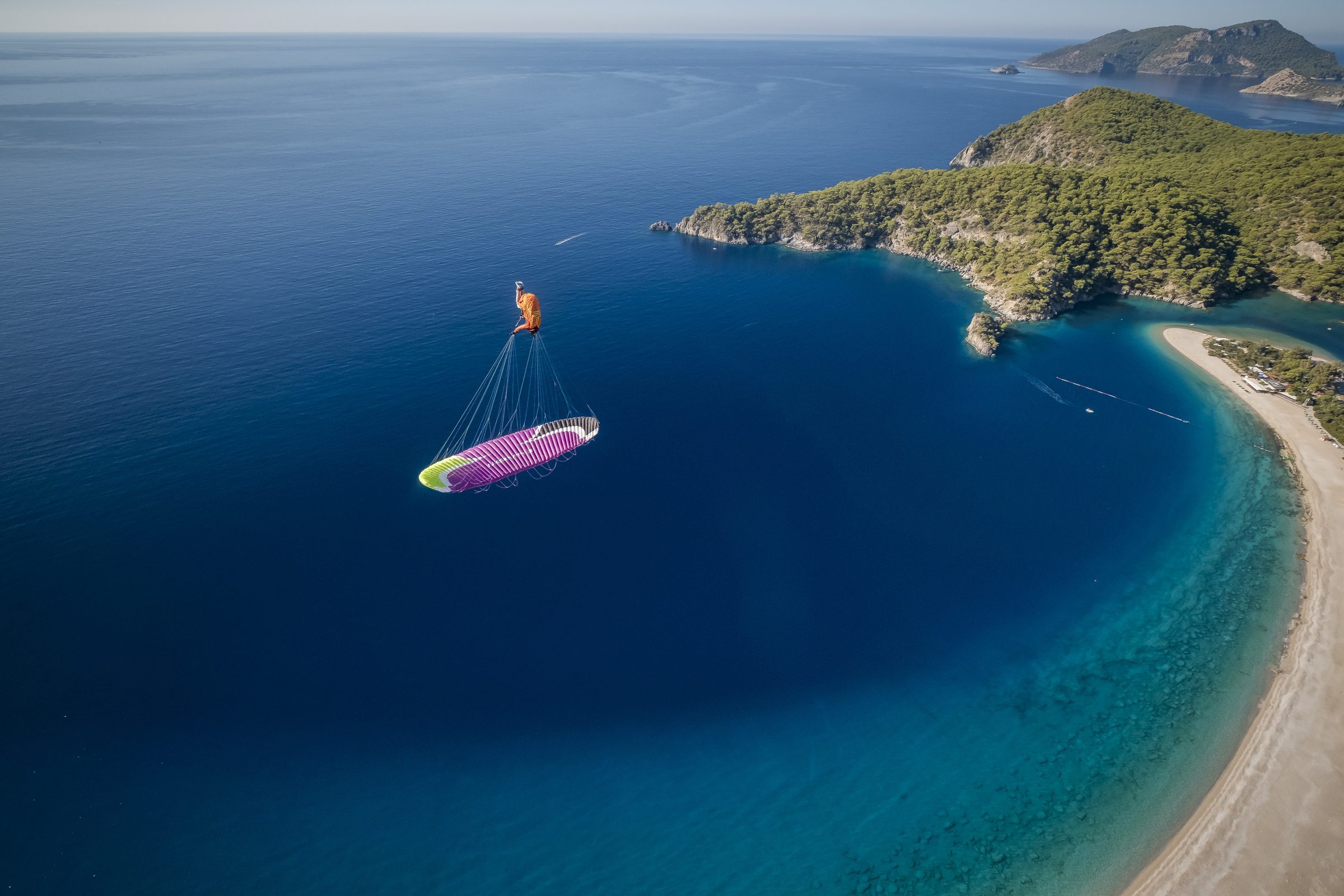 Ölüdeniz lagünü üzerinde uçan pilot